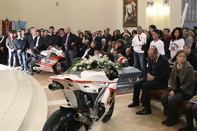 Ribuan Orang Hadiri Pemakaman Simoncelli