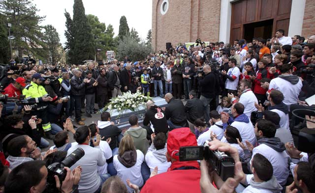 Ribuan Orang Hadiri Pemakaman Simoncelli