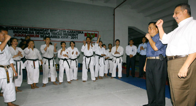 Tinjau Kesiapan Tim Karate