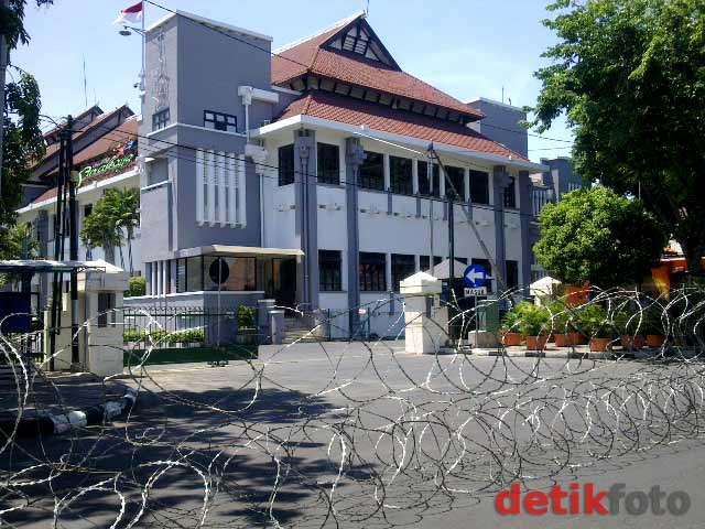 3 Gedung Vital di Surabaya Dipagari Kawat Berduri