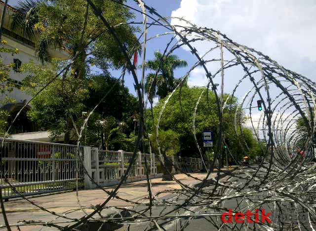 3 Gedung Vital di Surabaya Dipagari Kawat Berduri