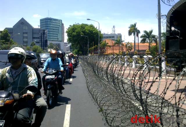 3 Gedung Vital di Surabaya Dipagari Kawat Berduri