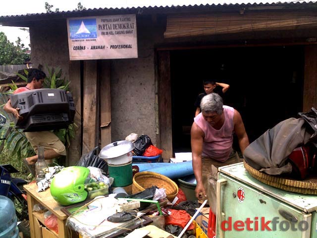 Lapak Liar di Jl Cakung-Cilincing Ditertibkan