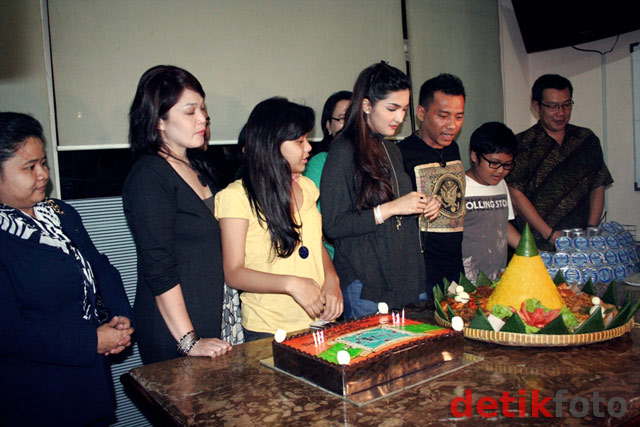 Ultah, Ashanty Cium Mesra Anang