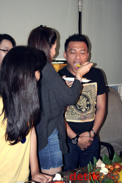 Ultah, Ashanty Cium Mesra Anang