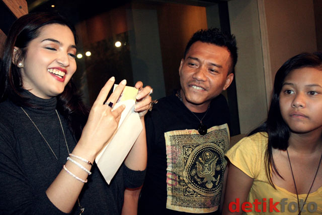 Ultah, Ashanty Cium Mesra Anang