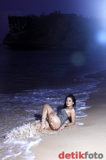Foto Hot Seksi Nikita Mirzani Basah-basahan di Pantai