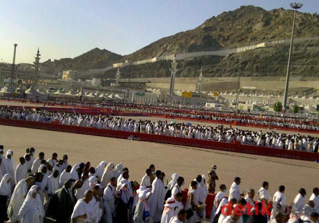 Jutaan Jamaah Haji Melempar Jumrah