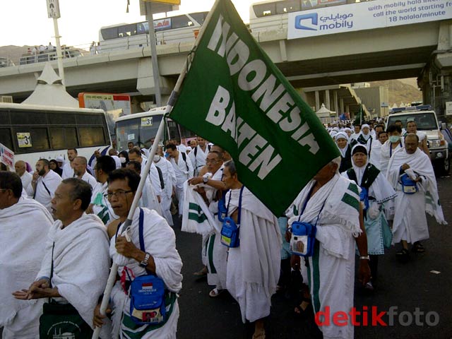 Jutaan Jamaah Haji Melempar Jumrah