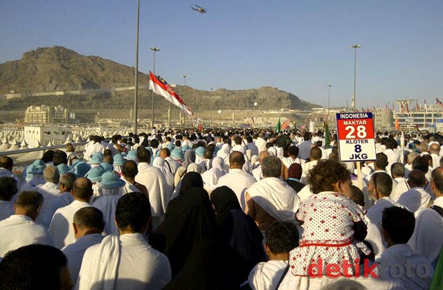 Jutaan Jamaah Haji Melempar Jumrah