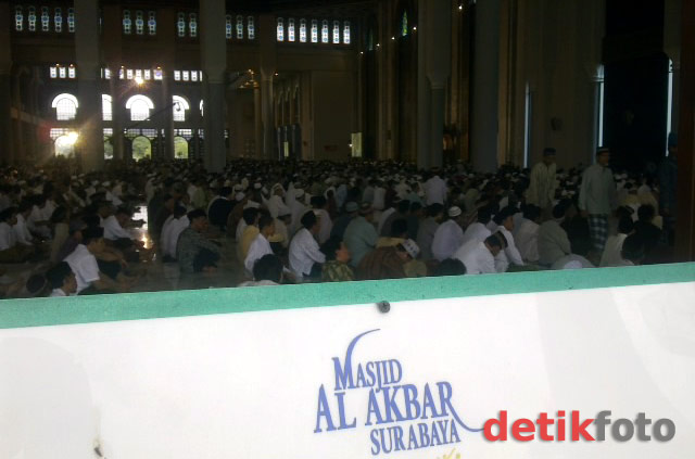 Gerimis Tak Menyurutkan Umat Islam Salat Id