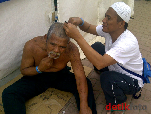 Usai Jumrah, Jamaah Haji Potong Rambut