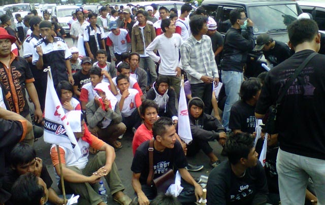 Aksi Pendukung Atut Vs Wahidin di Depan MK