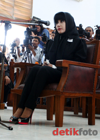 Sidang Perdana, Malinda Dee Menangis