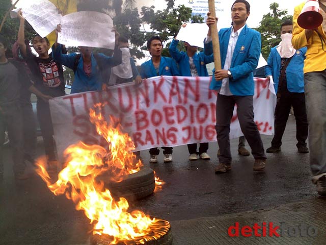 Mahasiswa Bakar Ban Bekas di Depan UKI