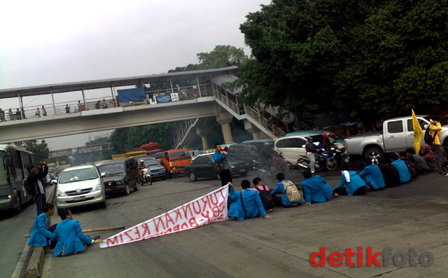 Mahasiswa Bakar Ban Bekas di Depan UKI