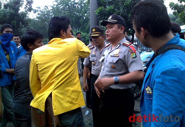 Mahasiswa Bakar Ban Bekas di Depan UKI