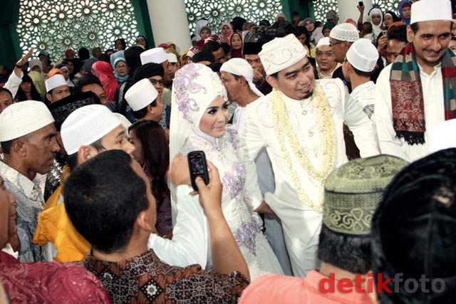Pernikahan Istimewa 11-11-11 Ustad Solmed & April