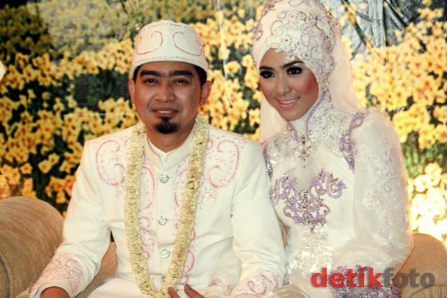Pernikahan Istimewa 11-11-11 Ustad Solmed & April
