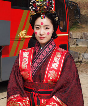 Syuting 'Queen Insoo', Eunjung 'T-Ara' Jatuh dari Kuda