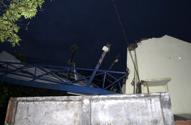 Atap Stadion Lodaya Terbalik