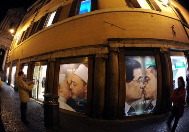 Iklan Paus Berciuman Dikecam