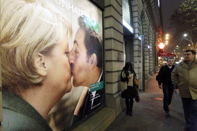 Iklan Paus Berciuman Dikecam