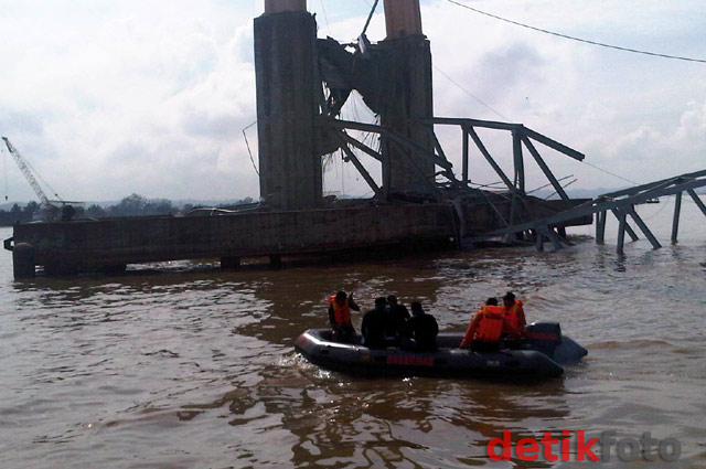 Tim SAR Cari Korban Jembatan Kukar Ambruk