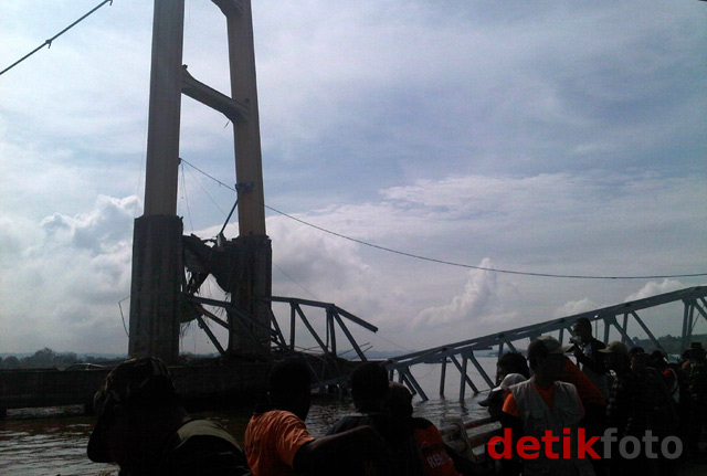 Tim SAR Cari Korban Jembatan Kukar Ambruk