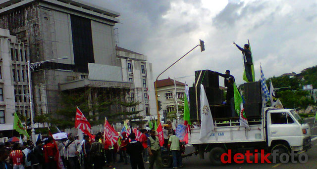 Buruh Blokir Jalan Pahlawan Semarang