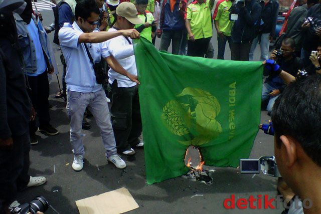 Buruh Blokir Jalan Pahlawan Semarang