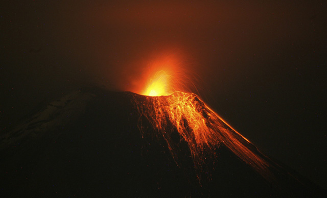 Gunung Tungurahua Muntahkan Isi Perut