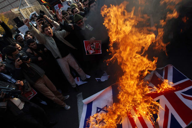 Demonstran Serang Kedubes Inggris di Teheran