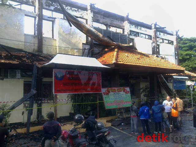 Gedung Rektor Fakultas MIPA Unesa Terbakar