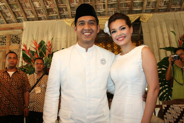 Senyum Bahagia di Pernikahan Dewi Sandra