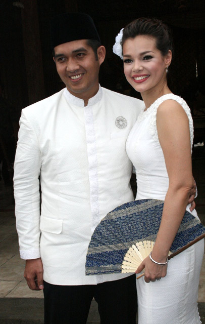 Senyum Bahagia di Pernikahan Dewi Sandra