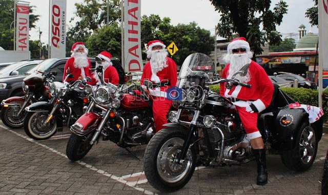 Santa Naik Harley Keliling Jakarta
