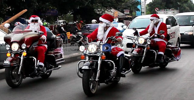 Santa Naik Harley Keliling Jakarta