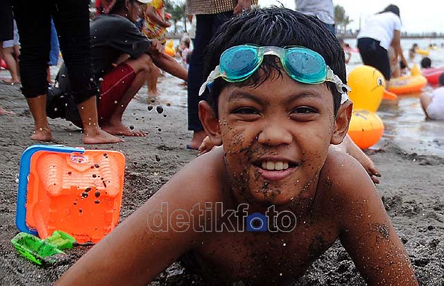 Byurr...Warga Jakarta Basah-basahan di Ancol