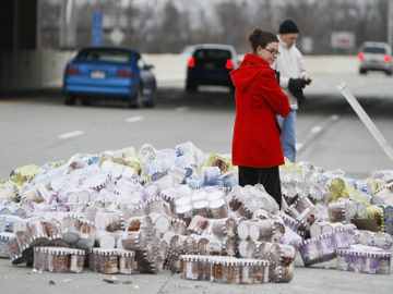 20.000 Kg Es Krim Tumpah di Jalanan