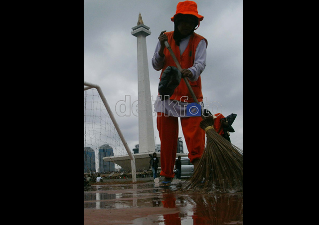 Bersih-bersih Sampah Tahun Baru di Monas 