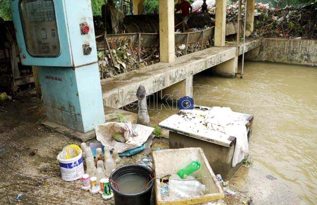 Sampah Musim Hujan Percepat Banjir