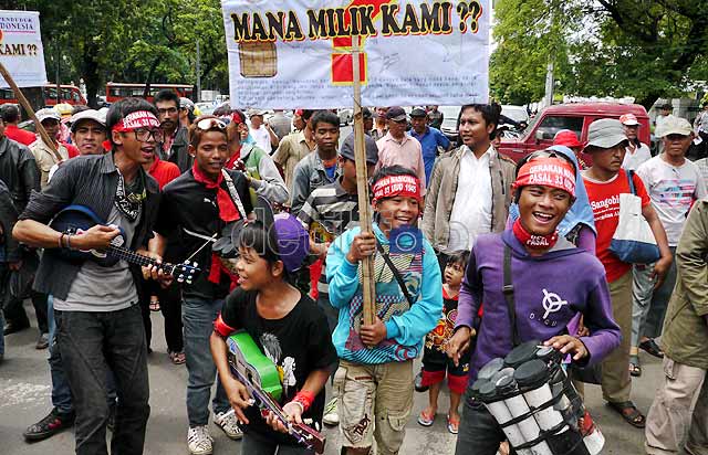 Warga Tanah Merah Tuntut e-KTP