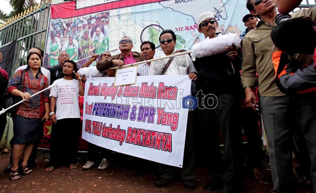 Korek Kuping Raksasa untuk SBY