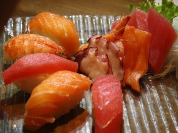  Sashimi Cake Disajikan di Outlet Poke Sushi Terbaru