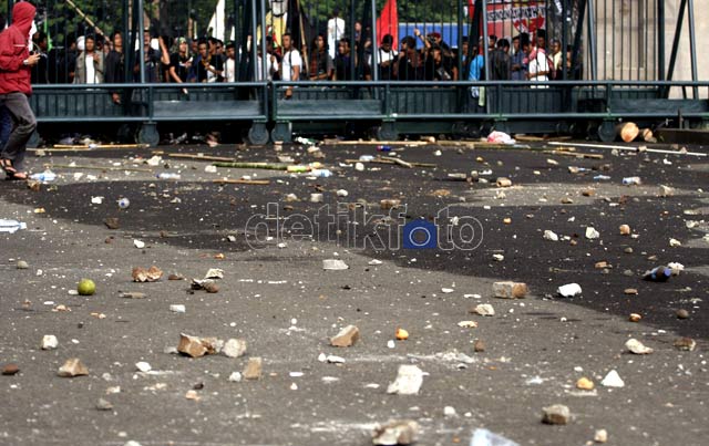 Demo Bubar, Batu-batu Berserakan di DPR