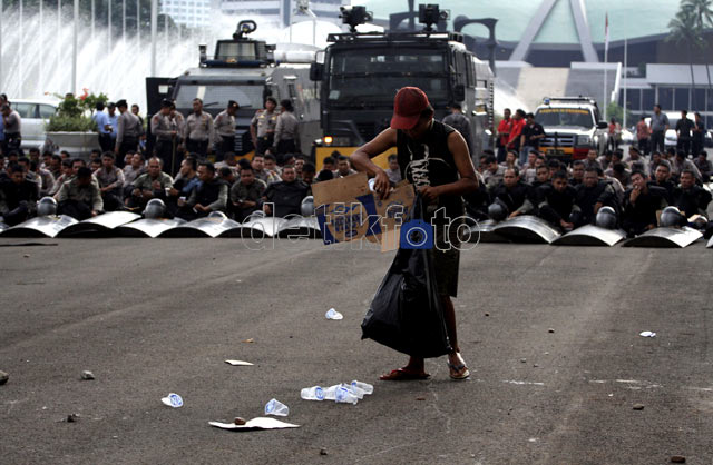 Demo Bubar, Batu-batu Berserakan di DPR