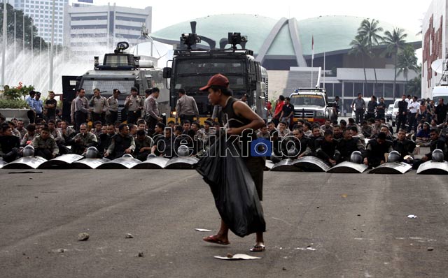 Demo Bubar, Batu-batu Berserakan di DPR