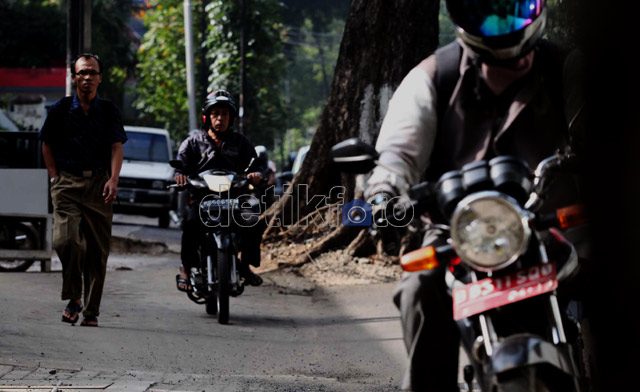 Ramai-ramai Rampok Hak Pejalan Kaki