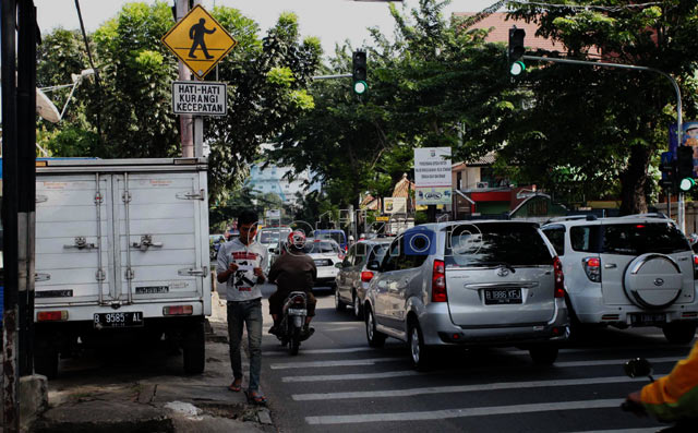 Ramai-ramai Rampok Hak Pejalan Kaki